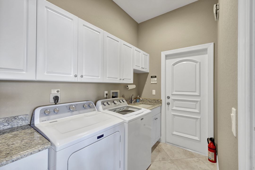 2033 SE 7th St, Cape Coral, FL 33990