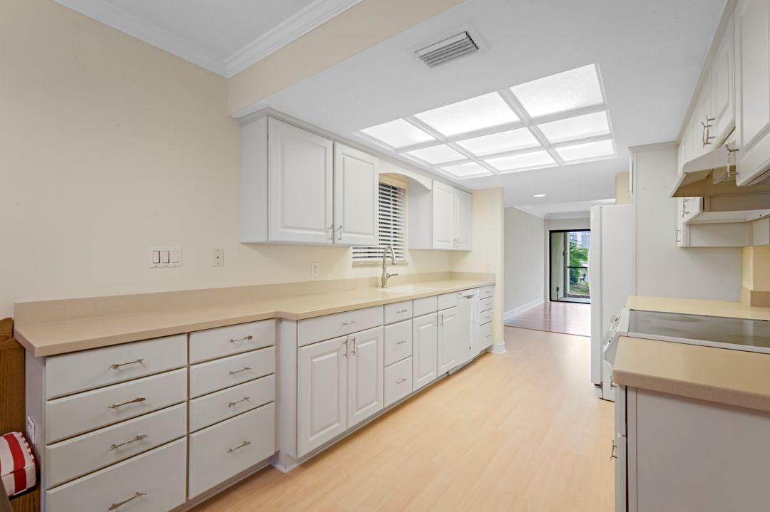 545 Lake Louise Cir #104, Naples, FL 34110