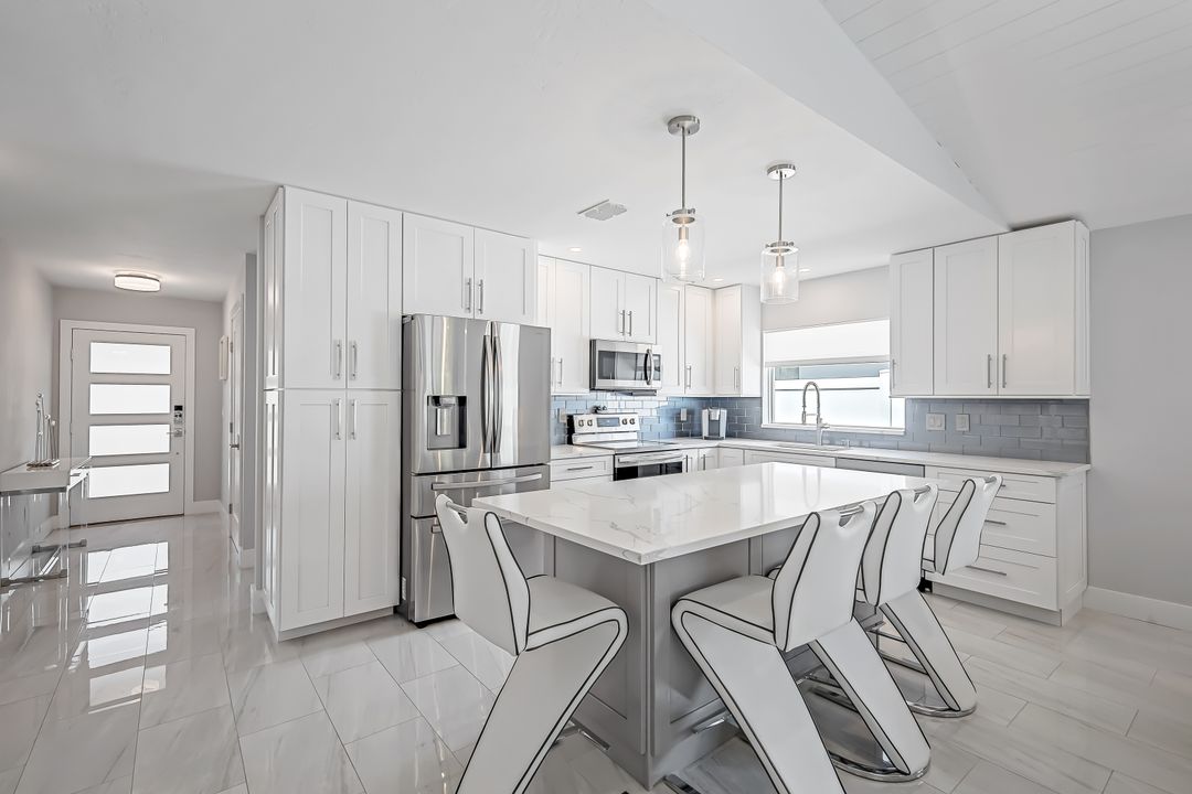 558 98th Ave N, Naples, FL 34108