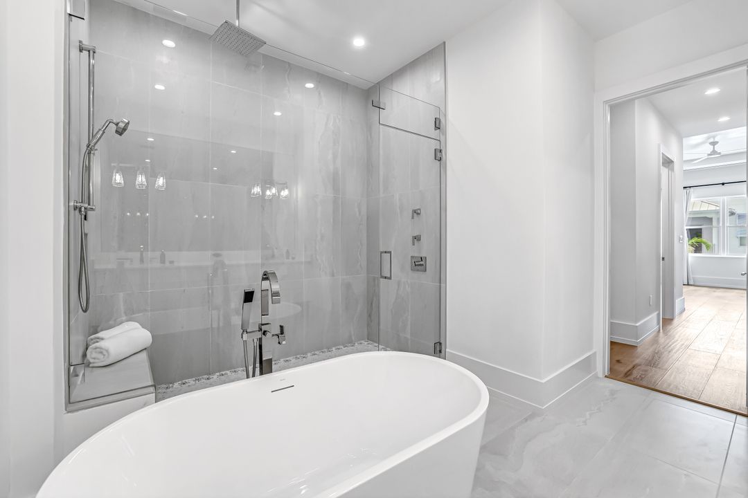 201 8th St S #308, Naples, FL 34102