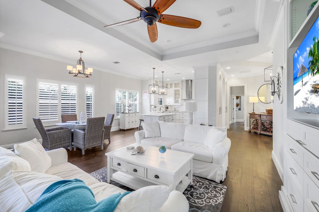 915 Fountain Run, Naples, FL 34119