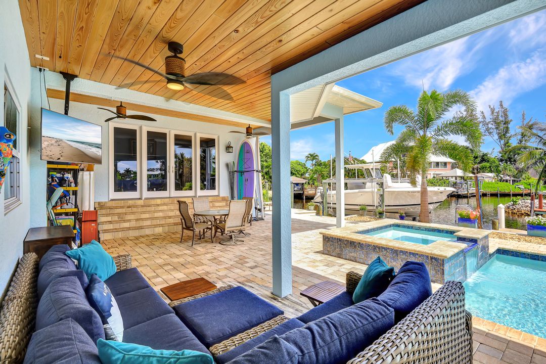 2631 Riverview Dr, Naples, FL 34112