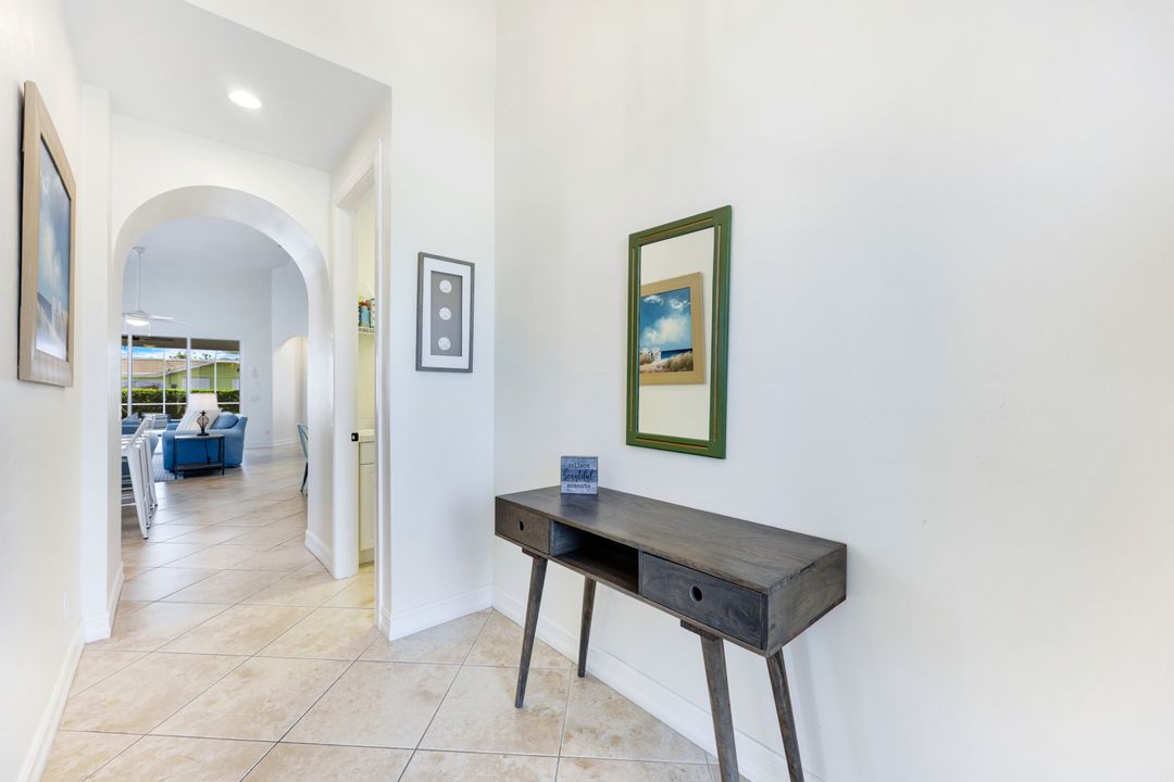 587 97th Ave N, Naples, FL 34108