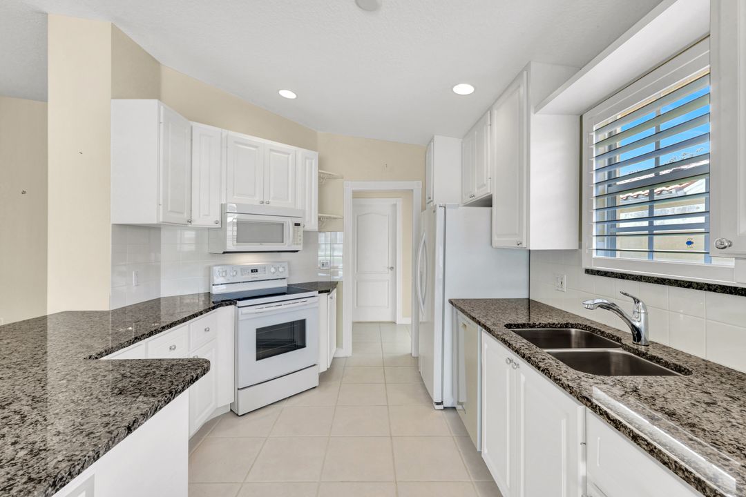 3312 Cayman Ln, Naples, FL 34119