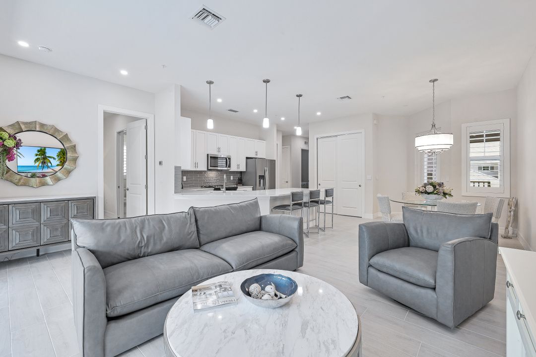 250 Indies Dr E  #202, Naples, FL 34114