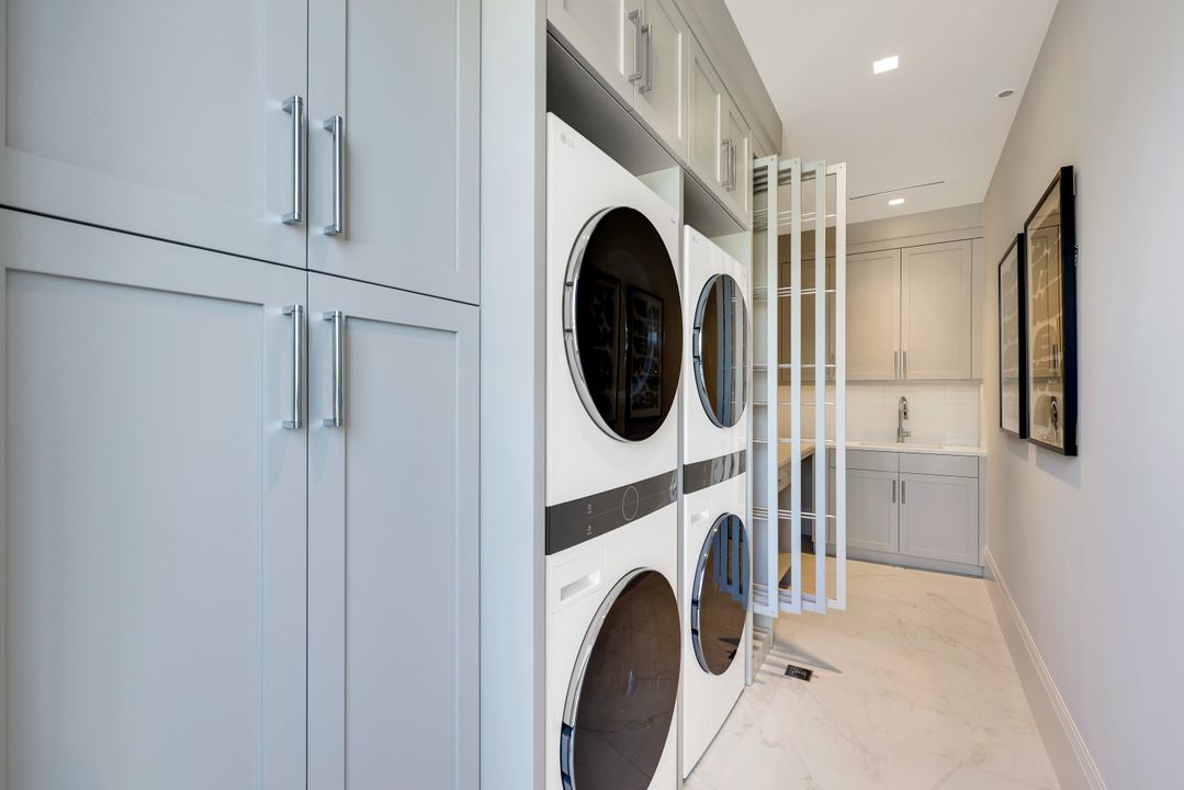 476 Palm Cir W, Naples, FL 34102