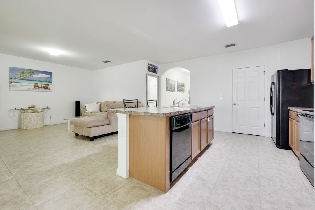 1323 SW 9th Ave, Cape Coral, FL 33991