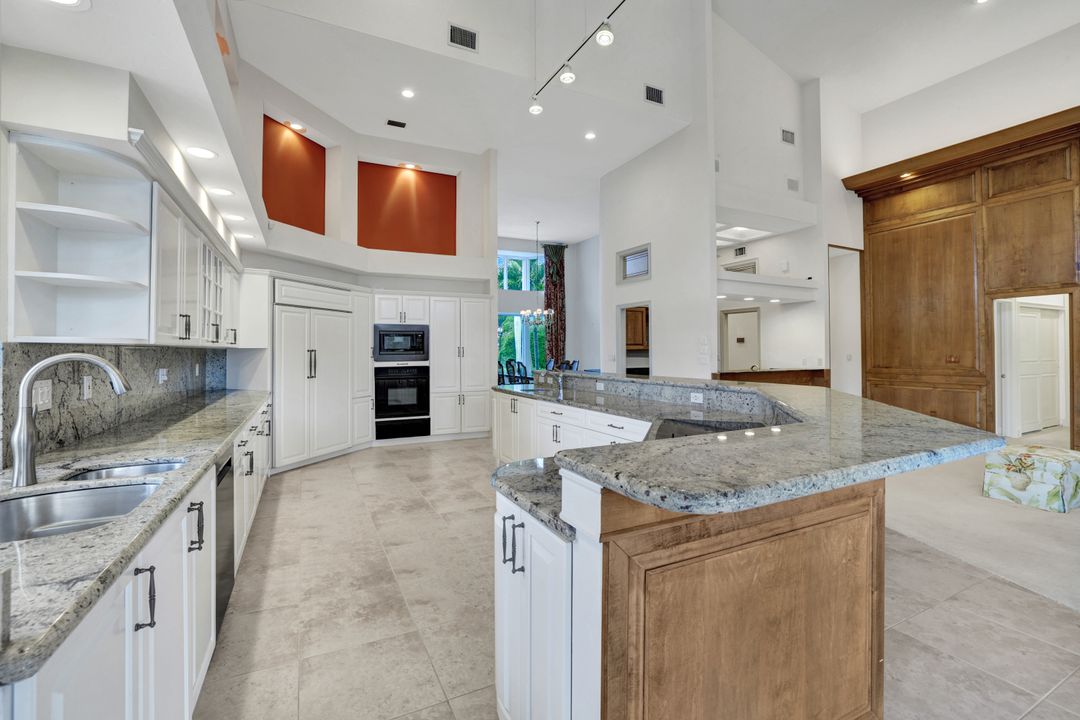 695 Ardmore Ln, Naples, FL 34108