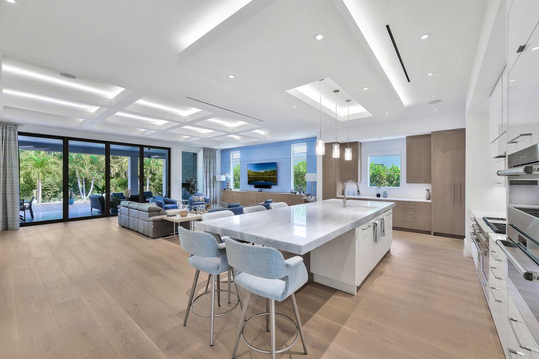 355 7th Ave S, Naples, FL 34102