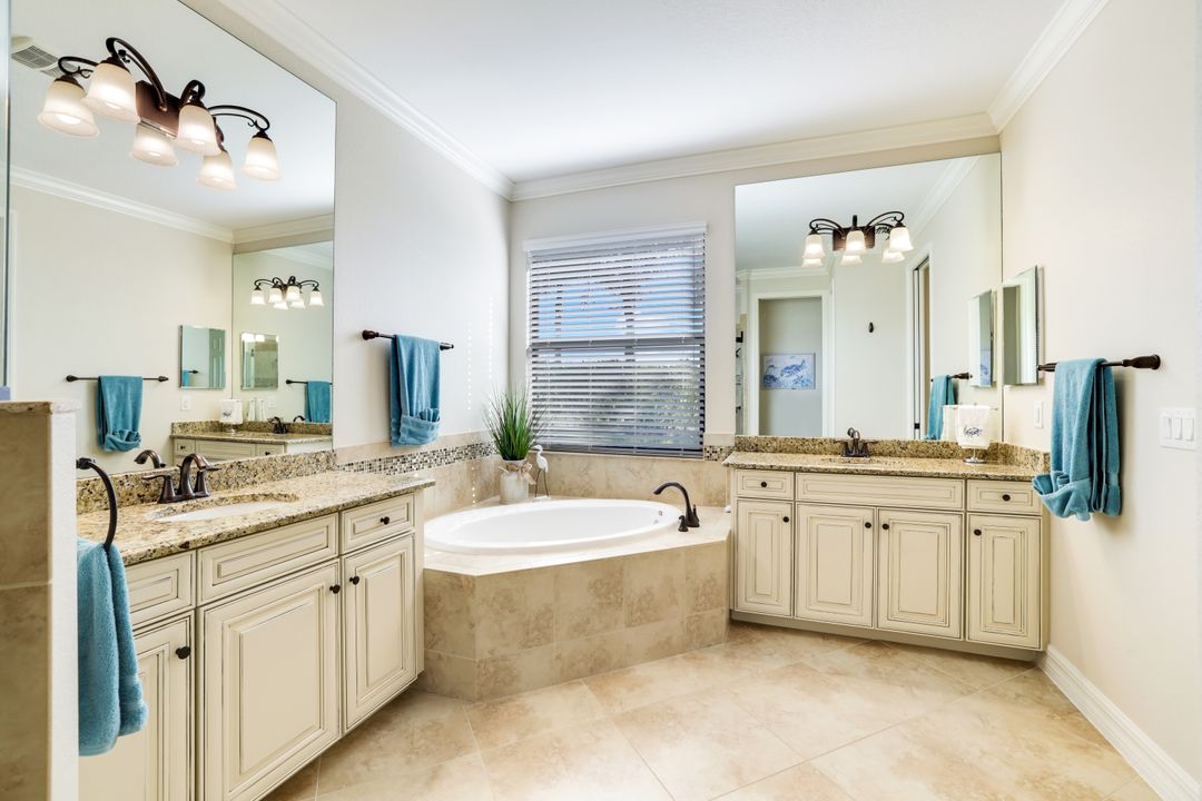 9457 Rialto Dr, Naples, FL 34113