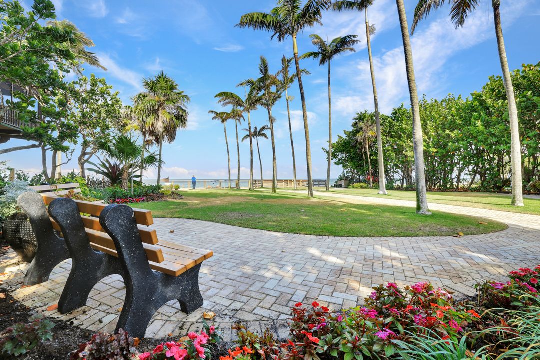 655 8th Ave S #6, Naples, FL 34102