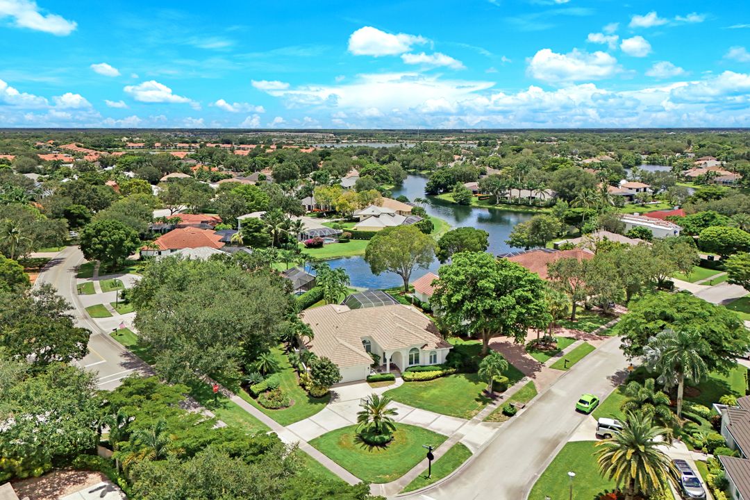 7998 Beaumont Ct, Naples, FL 34109