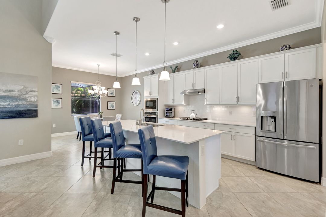 2102 Antigua Ln, Naples, FL 34120