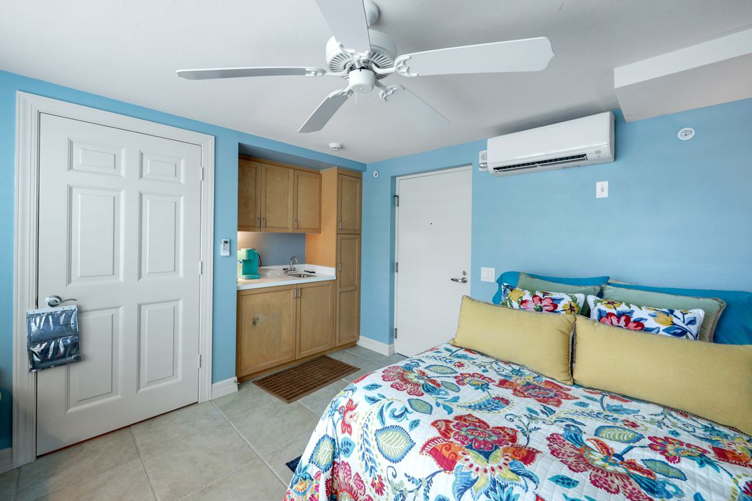 295 Grande Way #1405, Naples, FL 34110