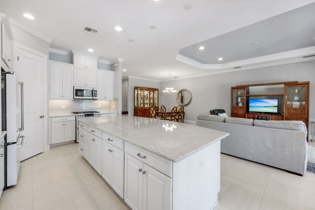 8396 Promoso Ct, Naples, FL 34114