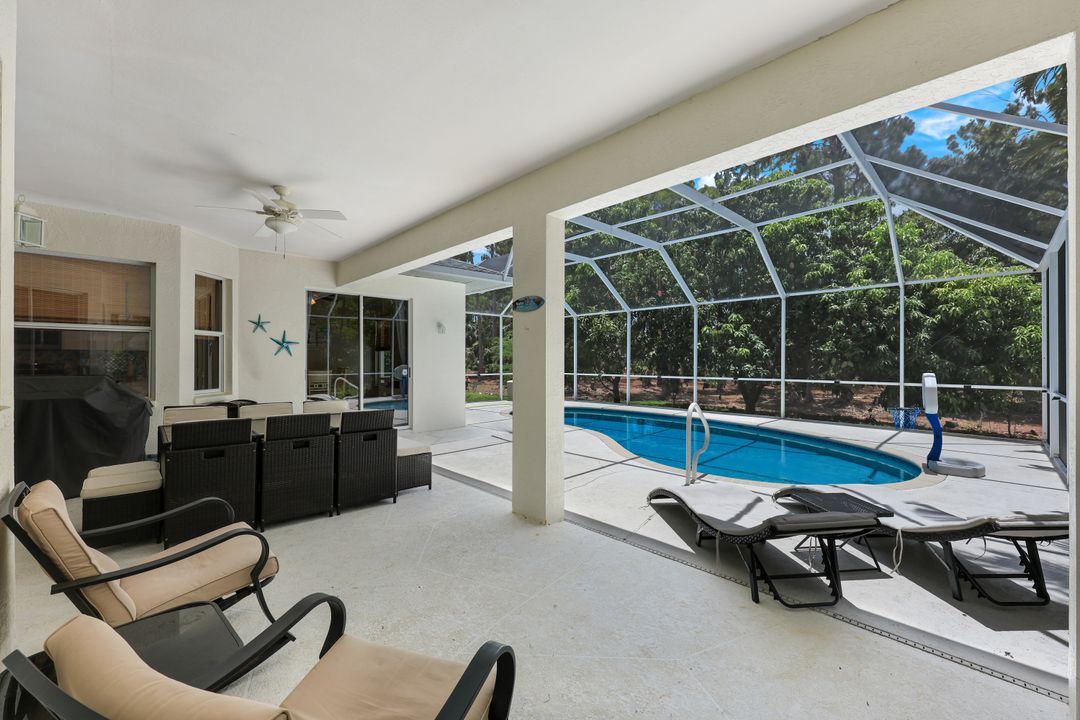 697 Crossfield Cir, Naples, FL 34104