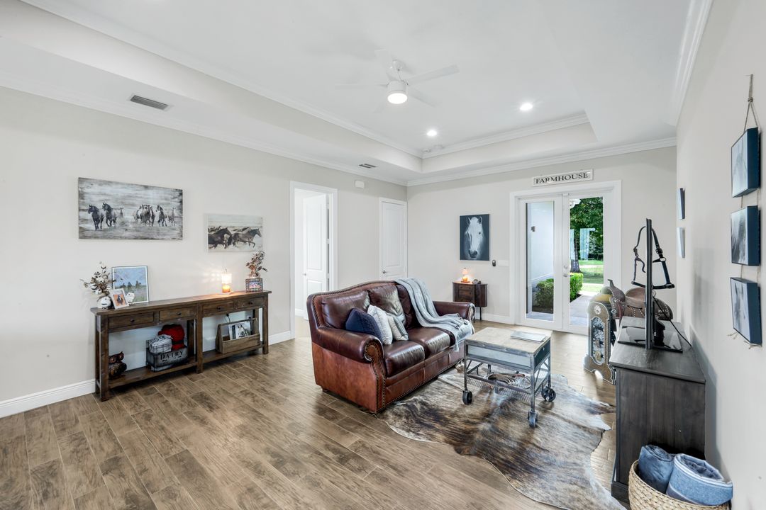 1960 Moulder Dr, Naples, FL 34120