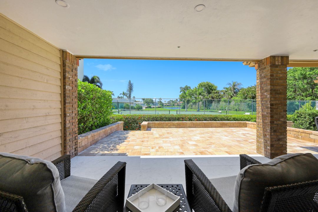 563 Park Shore Dr, Naples, FL 34103