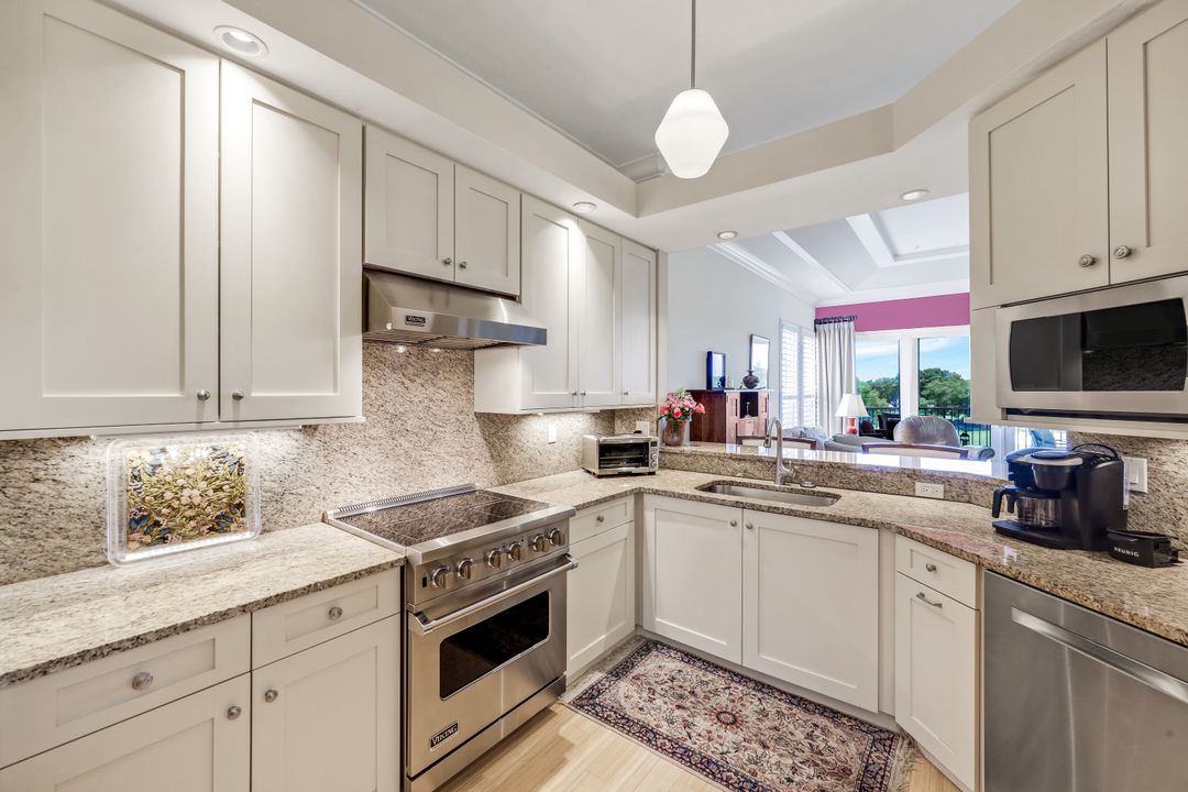 1895 Les Chateaux Blvd #302, Naples, FL 34109