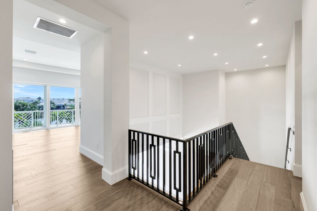 16716 Enclave Cir, Naples, FL 34110