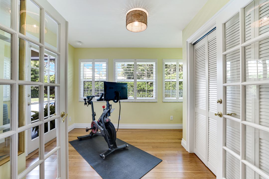 2319 Queens Way, Naples, FL 34112