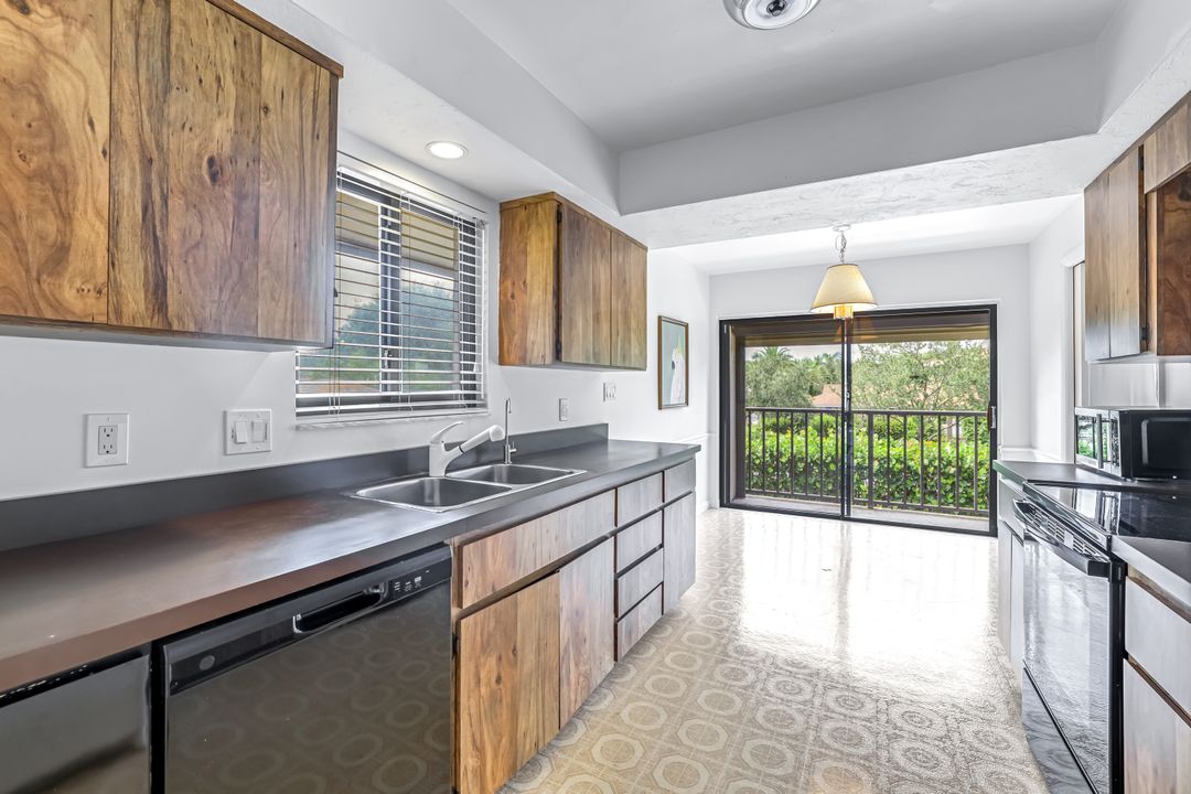 576 Retreat Dr #201, Naples, FL 34110