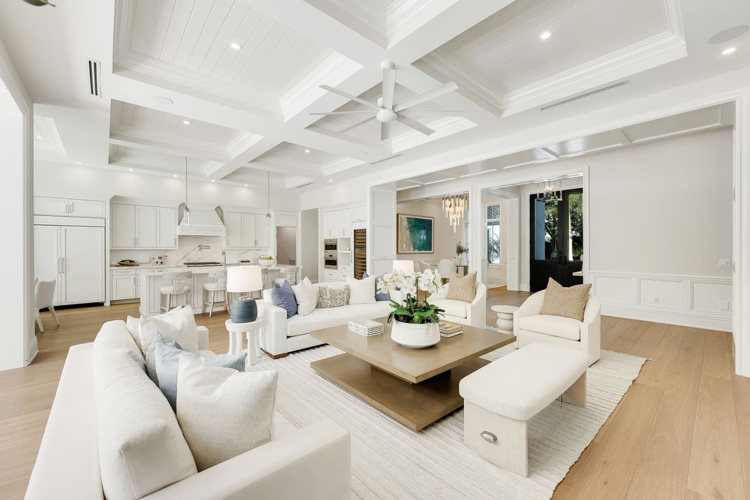 726 Riviera Dr, Naples, FL 34103