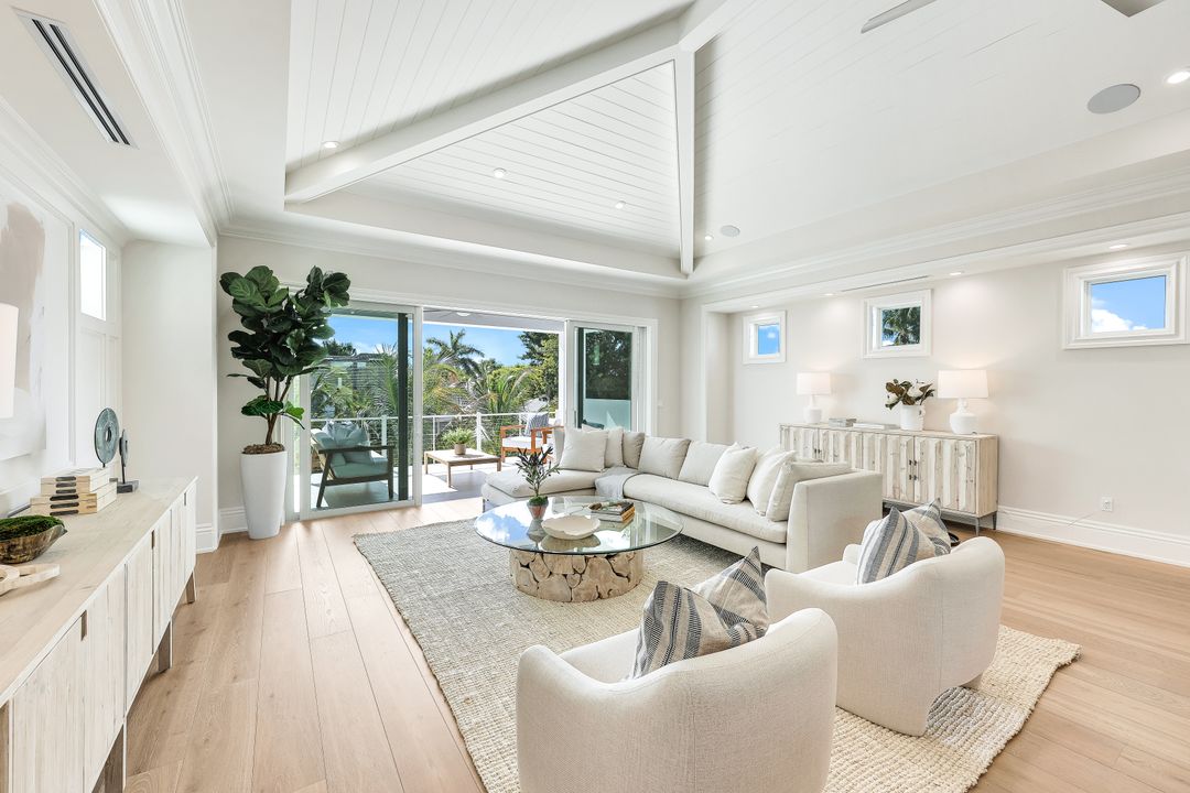 726 Riviera Dr, Naples, FL 34103