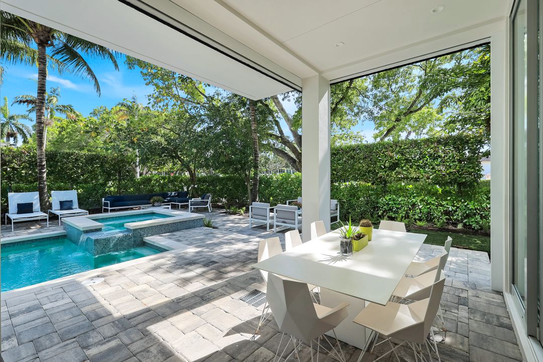 335 Banyan Blvd, Naples, FL 34102