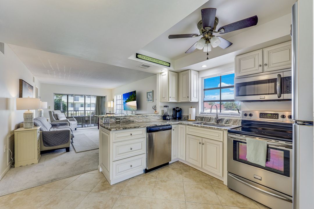 5 High Point Cir W #204, Naples, FL 34103