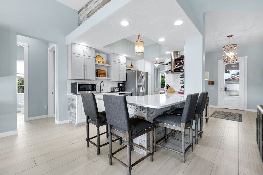 4338 Queen Elizabeth Way, Naples, FL 34119