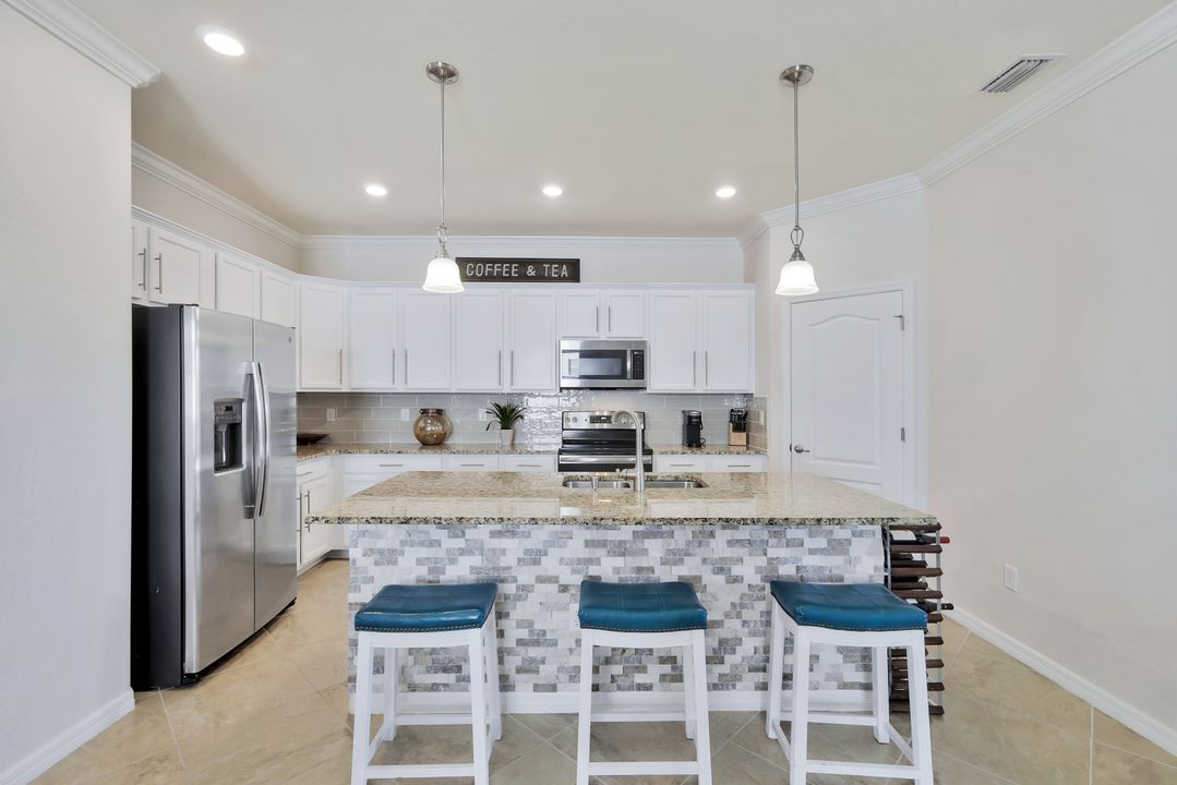 9207 Shadow Oak Ln, Naples, FL 34120