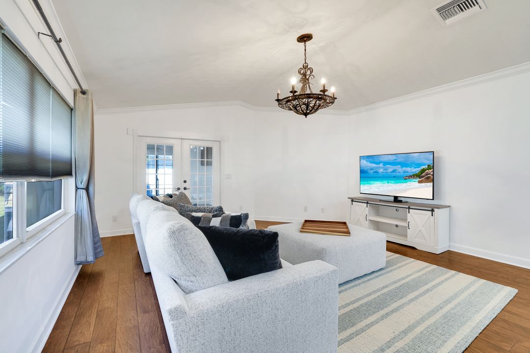 589 98th Ave N, Naples, FL 34108