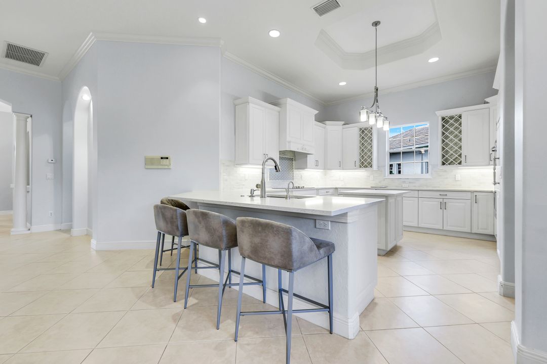 5799 Hammock Isles Dr, Naples, FL 34119