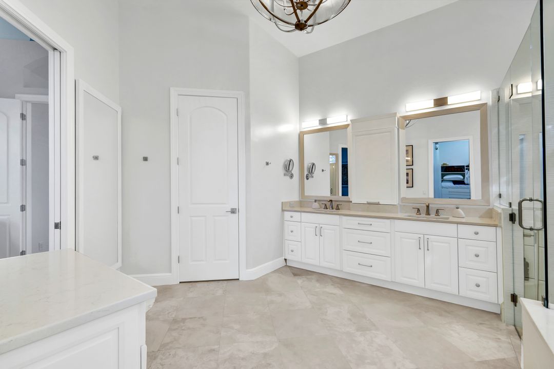 5746 Hammock Isles Dr, Naples, FL 34119