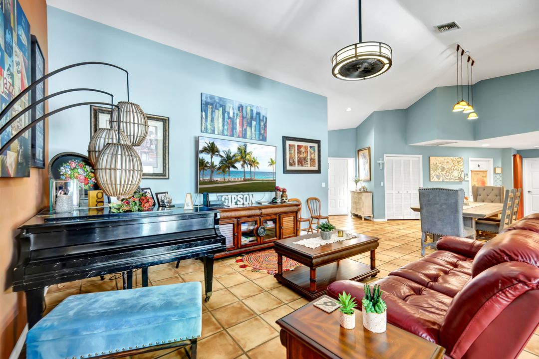 350 Henley Dr, Naples, FL 34104