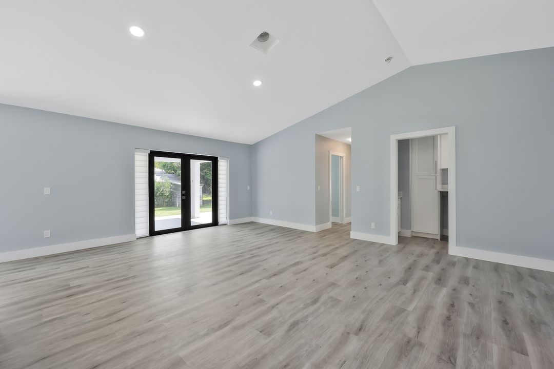 380 4th St NE, Naples, FL 34120