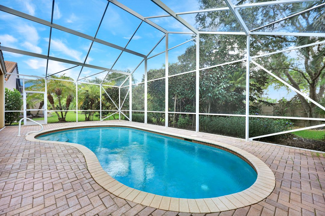 227 Glen Eagle Cir, Naples, FL 34104