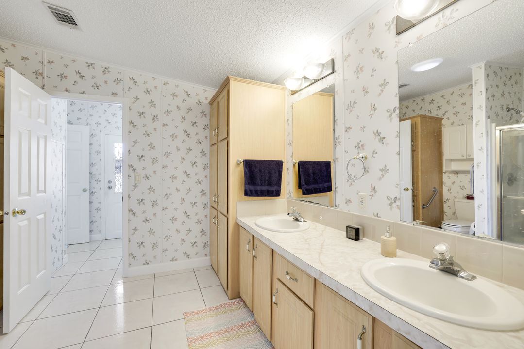 255 Riverwood Rd, Naples, FL 34114