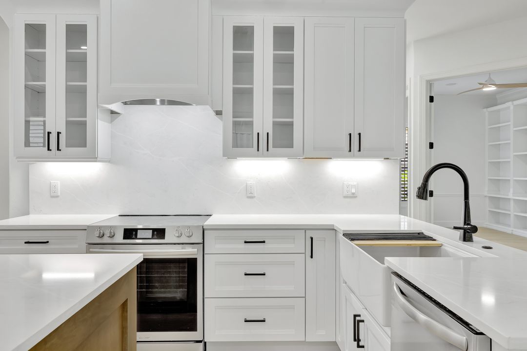 9209 Troon Lakes Dr, Naples, FL 34109