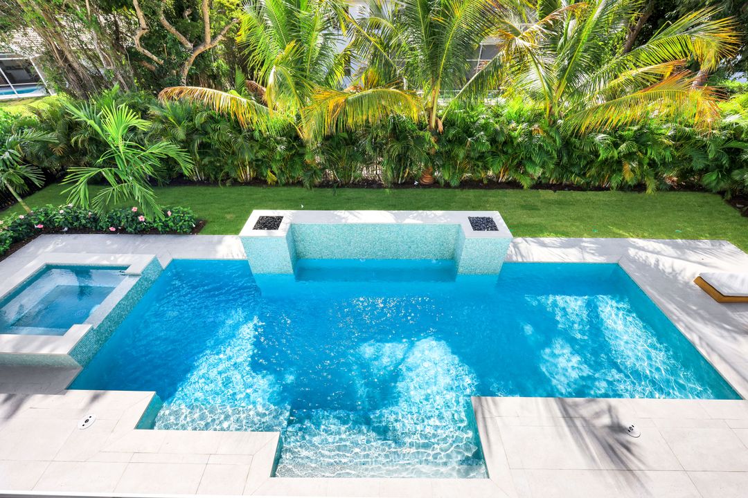 726 Riviera Dr, Naples, FL 34103