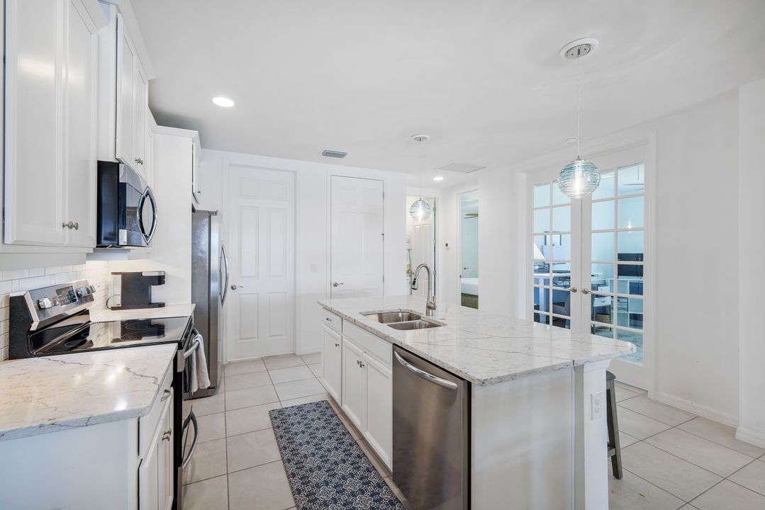 14814 Edgewater Cir, Naples, FL 34114