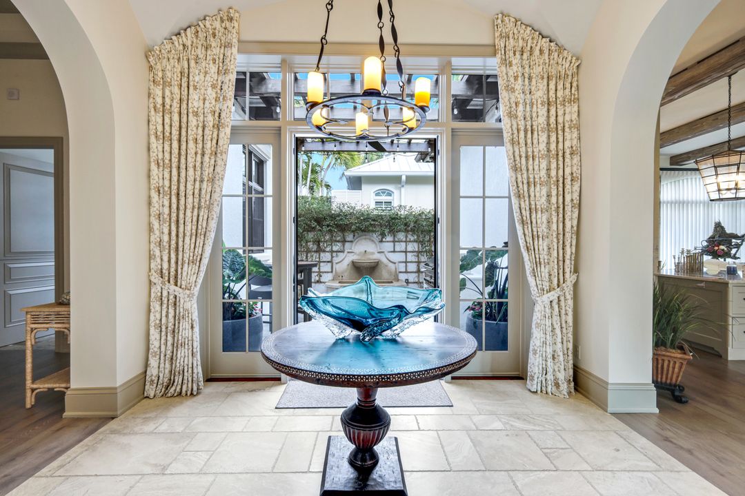 81 Gulf Shore Blvd S, Naples, FL 34102