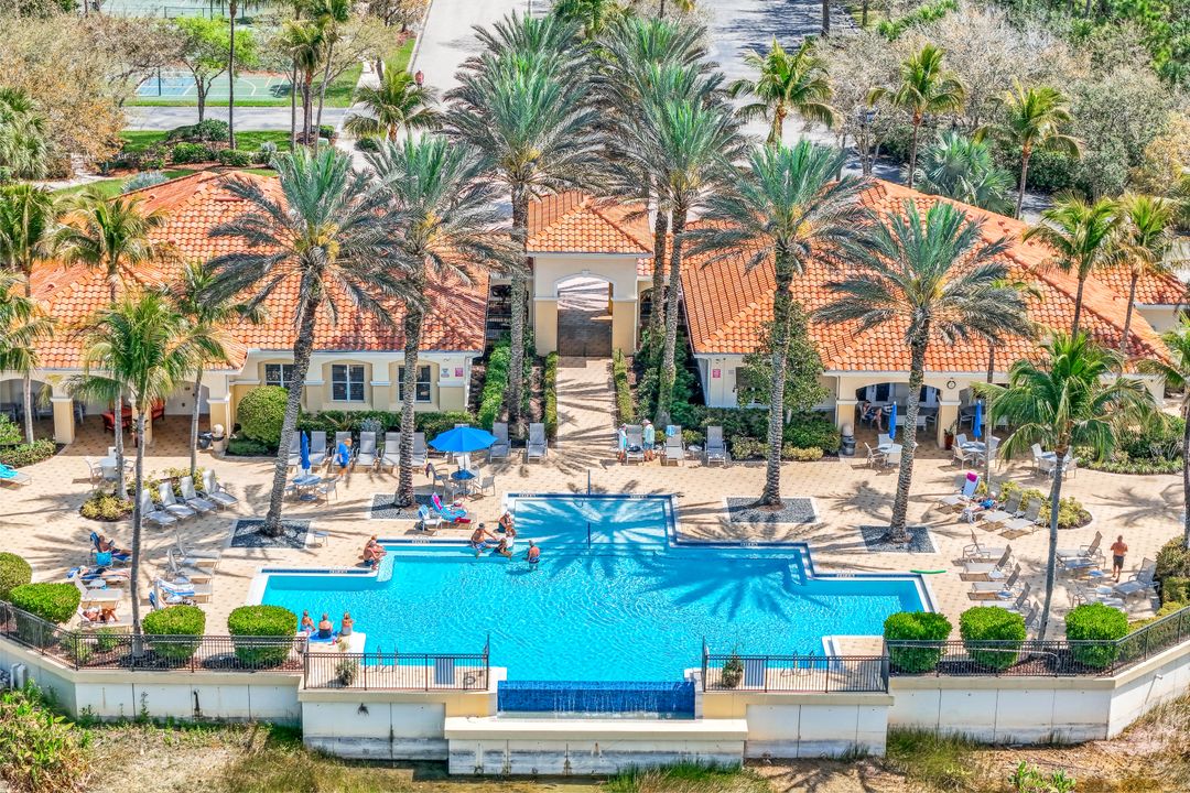 2040 Tarpon Bay Dr N #201, Naples, FL 34119