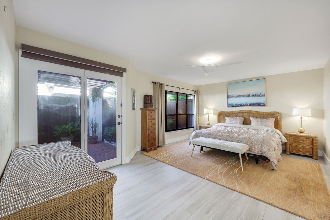 529 Bay Villas Ln, Naples, FL 34108