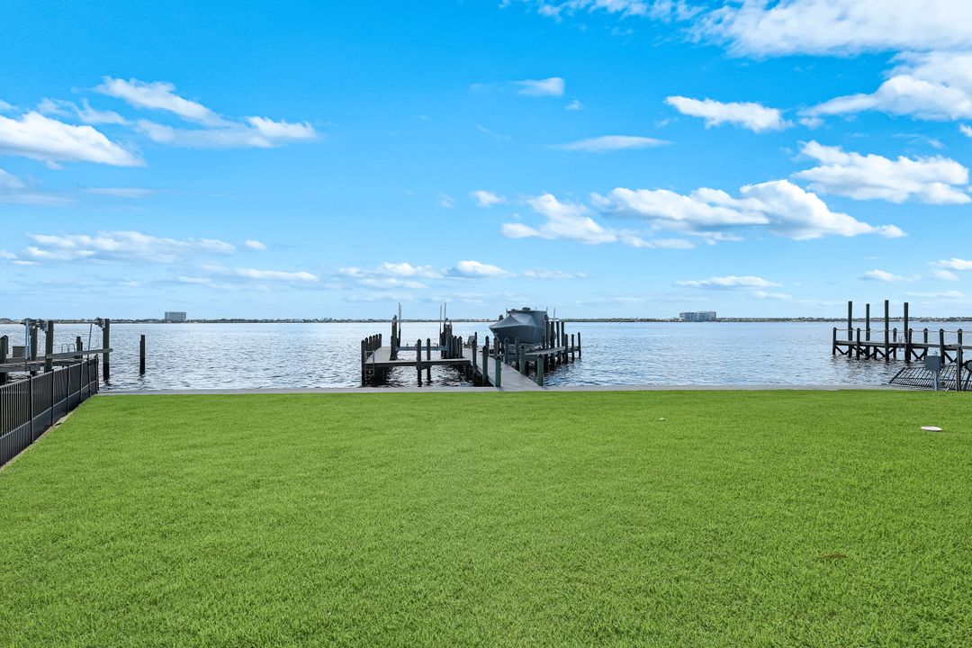 5327 Nautilus Dr, Cape Coral, FL 33904