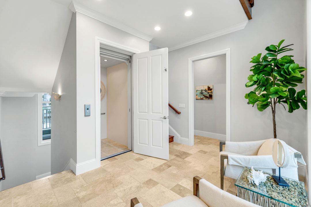 273 Egret Ave, Naples, FL 34108