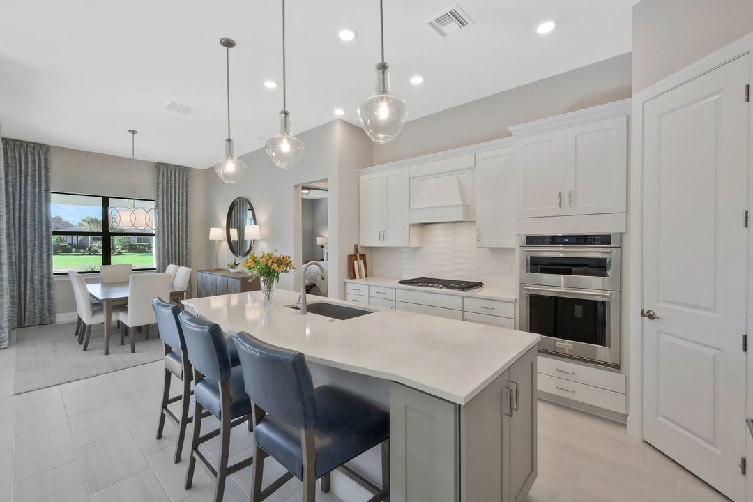 9815 Everglades Dr, Naples, FL 34120