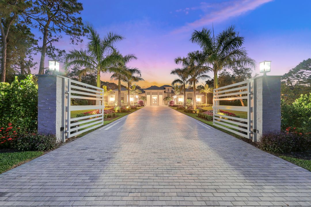 125 Caribbean Rd, Naples, FL 34108