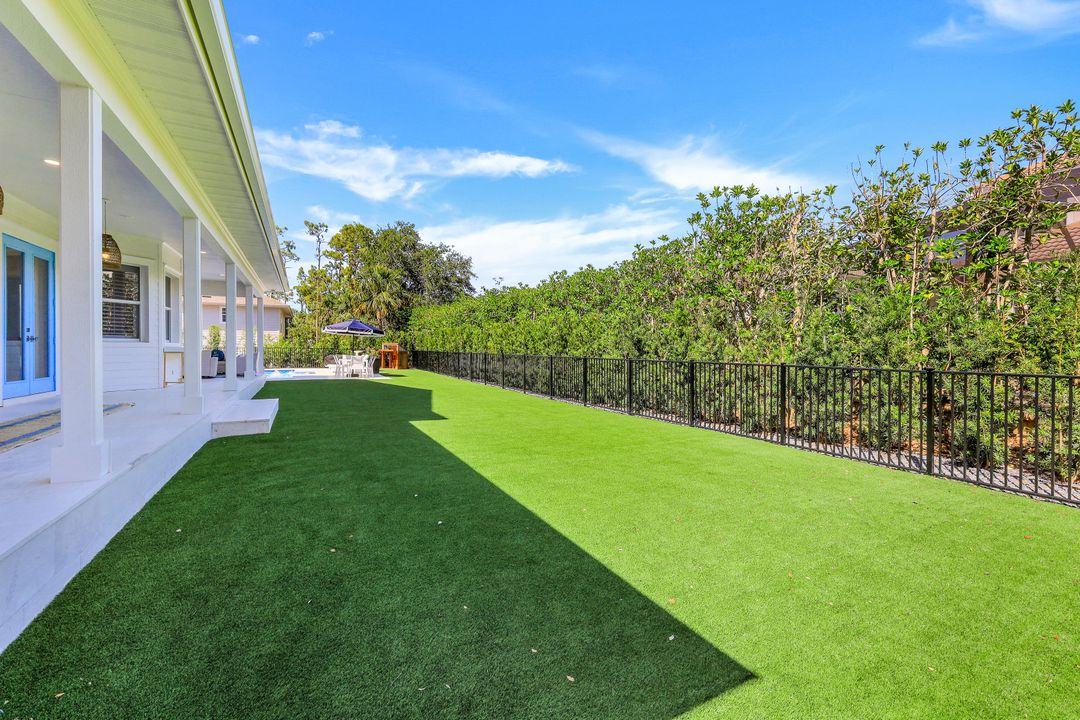 514 Corbel Dr, Naples, FL 34110